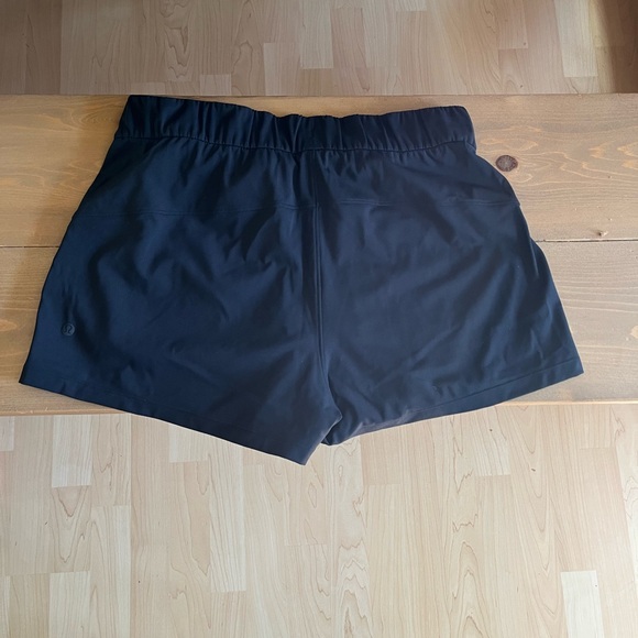 Women’s size 8 black lulu lemon shorts - Picture 3 of 3